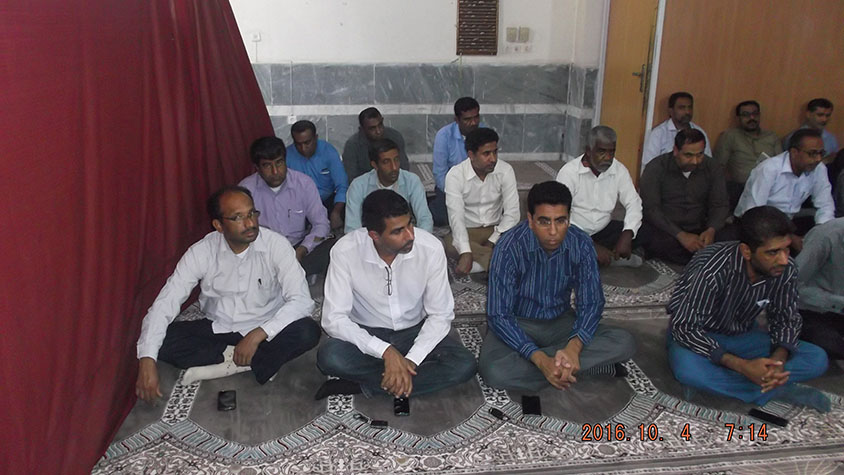 کارمندان آموزش و پرورش میناب روز کاری خود را با زیارت عاشورا و مداحی و سینه زنی آغاز نمودند + تصاویر