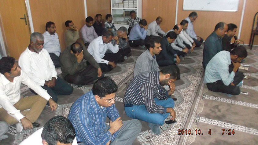 کارمندان آموزش و پرورش میناب روز کاری خود را با زیارت عاشورا و مداحی و سینه زنی آغاز نمودند + تصاویر