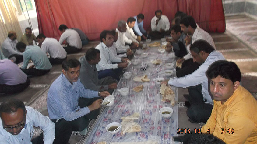 کارمندان آموزش و پرورش میناب روز کاری خود را با زیارت عاشورا و مداحی و سینه زنی آغاز نمودند + تصاویر