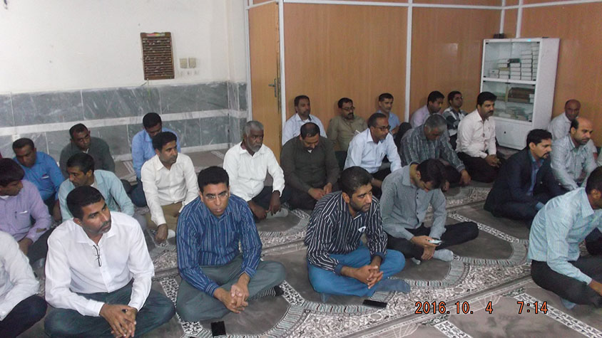 کارمندان آموزش و پرورش میناب روز کاری خود را با زیارت عاشورا و مداحی و سینه زنی آغاز نمودند + تصاویر