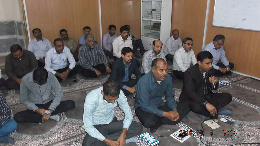 کارمندان آموزش و پرورش میناب روز کاری خود را با زیارت عاشورا و مداحی و سینه زنی آغاز نمودند + تصاویر