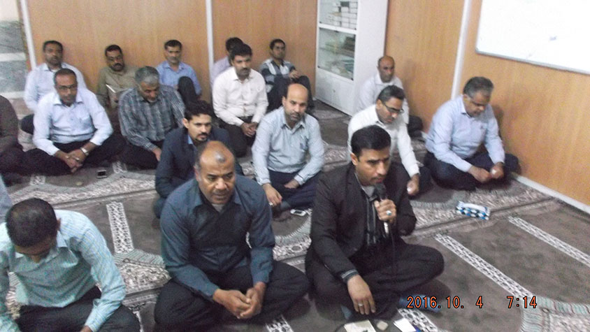 کارمندان آموزش و پرورش میناب روز کاری خود را با زیارت عاشورا و مداحی و سینه زنی آغاز نمودند + تصاویر