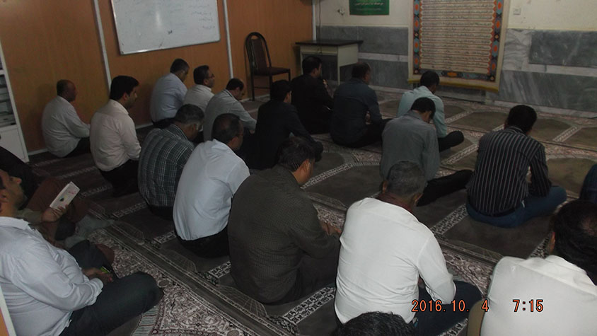 کارمندان آموزش و پرورش میناب روز کاری خود را با زیارت عاشورا و مداحی و سینه زنی آغاز نمودند + تصاویر