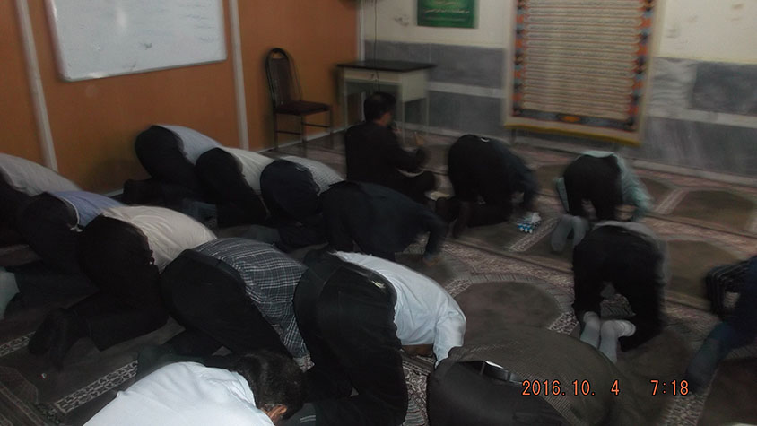 کارمندان آموزش و پرورش میناب روز کاری خود را با زیارت عاشورا و مداحی و سینه زنی آغاز نمودند + تصاویر