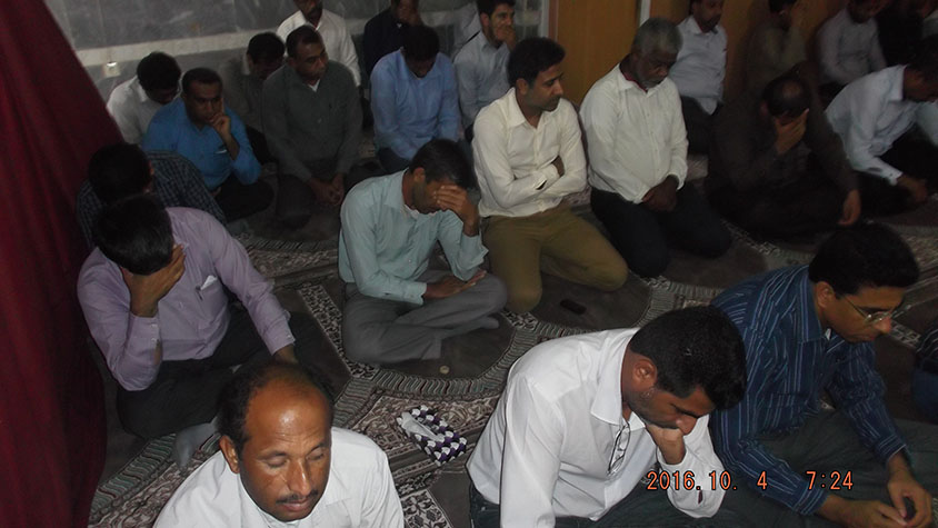 کارمندان آموزش و پرورش میناب روز کاری خود را با زیارت عاشورا و مداحی و سینه زنی آغاز نمودند + تصاویر