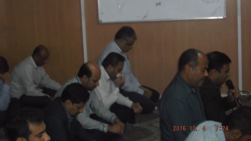 کارمندان آموزش و پرورش میناب روز کاری خود را با زیارت عاشورا و مداحی و سینه زنی آغاز نمودند + تصاویر