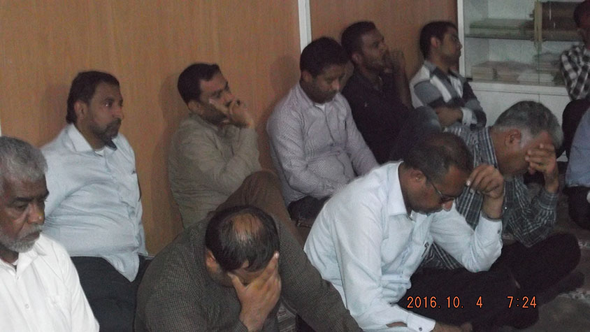 کارمندان آموزش و پرورش میناب روز کاری خود را با زیارت عاشورا و مداحی و سینه زنی آغاز نمودند + تصاویر