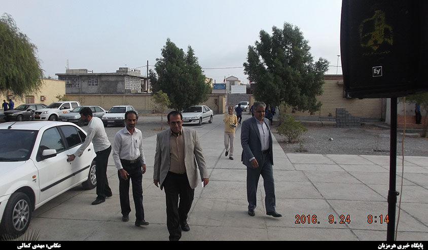 زنگ بازگشایی مدارس در دبیرستان آیت الله طالقانی میناب نواخته شد + تصاویر