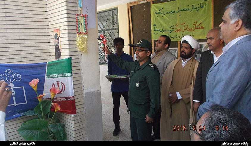 زنگ بازگشایی مدارس در دبیرستان آیت الله طالقانی میناب نواخته شد + تصاویر