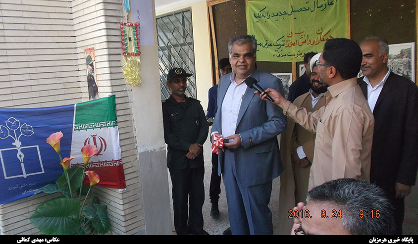 زنگ بازگشایی مدارس در دبیرستان آیت الله طالقانی میناب نواخته شد + تصاویر