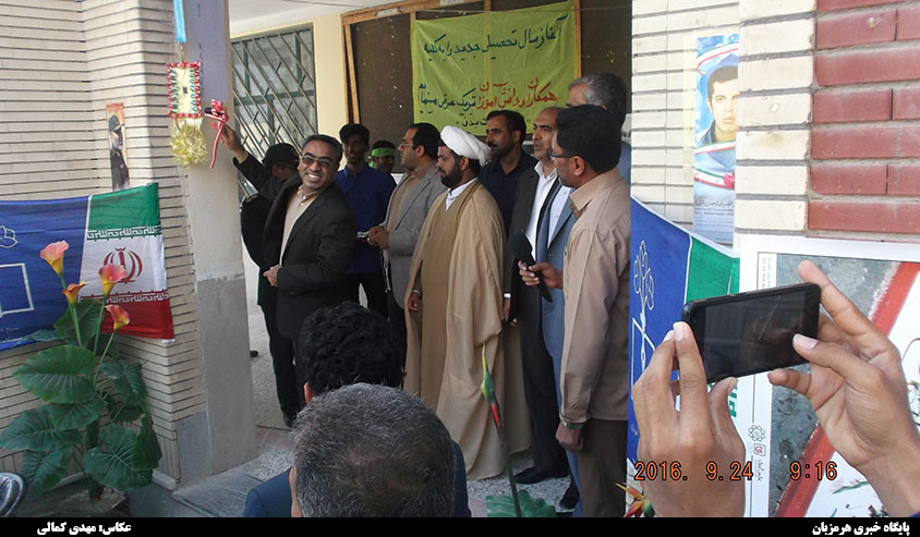 زنگ بازگشایی مدارس در دبیرستان آیت الله طالقانی میناب نواخته شد + تصاویر