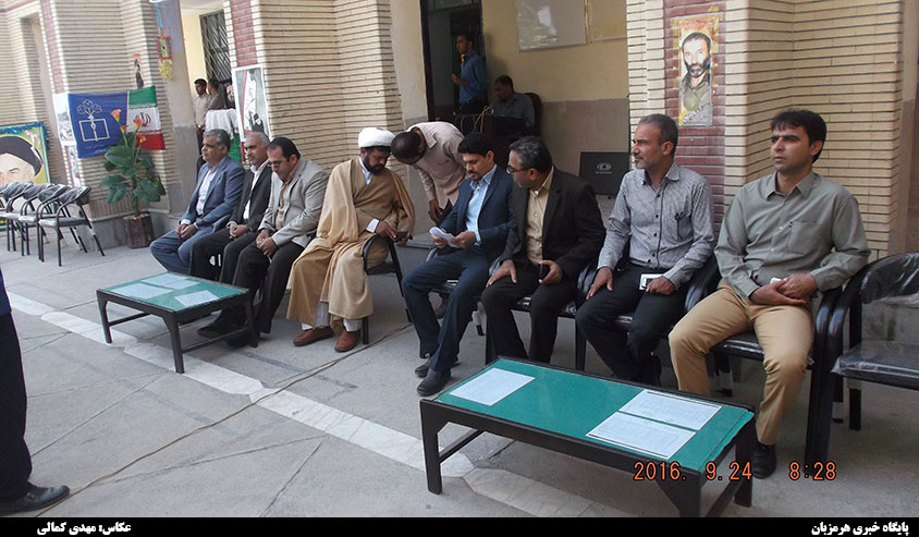 زنگ بازگشایی مدارس در دبیرستان آیت الله طالقانی میناب نواخته شد + تصاویر