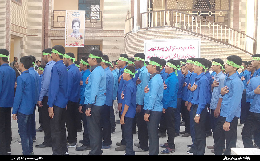 زنگ بازگشایی مدارس در دبیرستان آیت الله طالقانی میناب نواخته شد + تصاویر