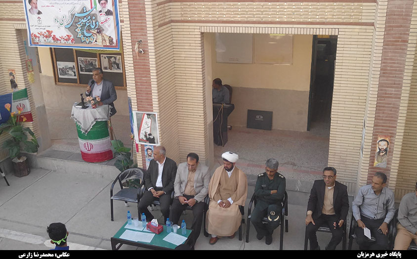 زنگ بازگشایی مدارس در دبیرستان آیت الله طالقانی میناب نواخته شد + تصاویر