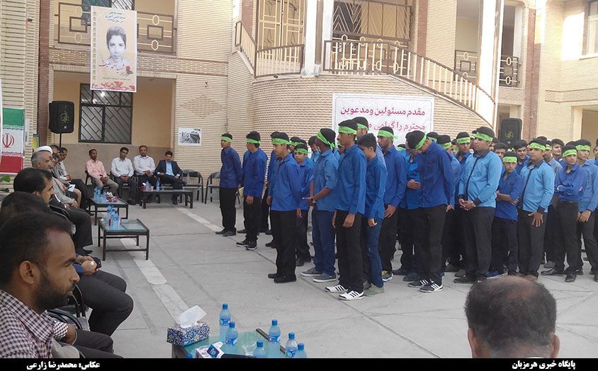 زنگ بازگشایی مدارس در دبیرستان آیت الله طالقانی میناب نواخته شد + تصاویر