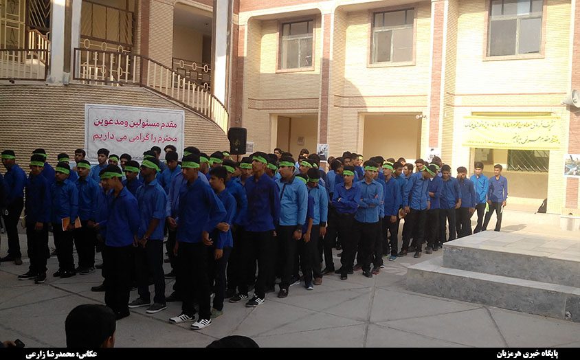 زنگ بازگشایی مدارس در دبیرستان آیت الله طالقانی میناب نواخته شد + تصاویر