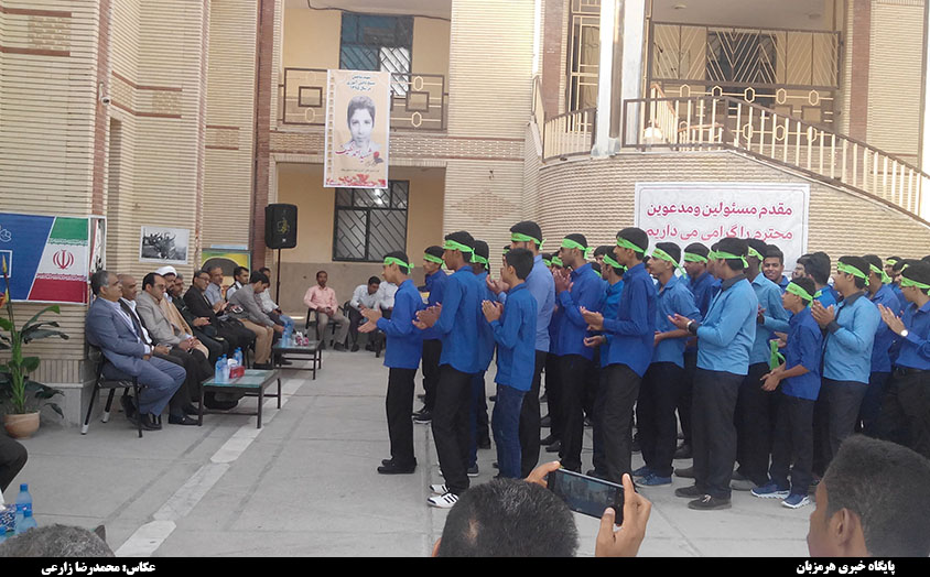 زنگ بازگشایی مدارس در دبیرستان آیت الله طالقانی میناب نواخته شد + تصاویر