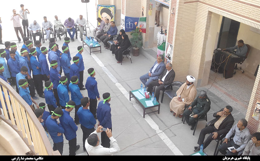 زنگ بازگشایی مدارس در دبیرستان آیت الله طالقانی میناب نواخته شد + تصاویر