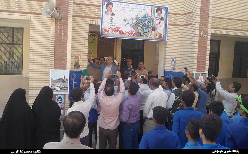 زنگ بازگشایی مدارس در دبیرستان آیت الله طالقانی میناب نواخته شد + تصاویر