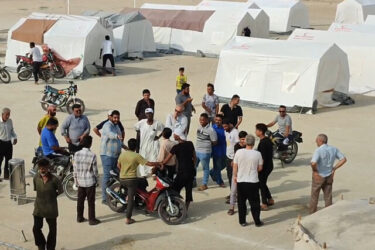 فیلم/ اسکان اضطراری مردم زلزله زده بندر چارک در دو کمپ