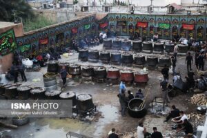 عکس/ پخت آش نذری توسط اتحادیه طلا و جواهر بندرعباس به مناسبت اربعین حسینی
