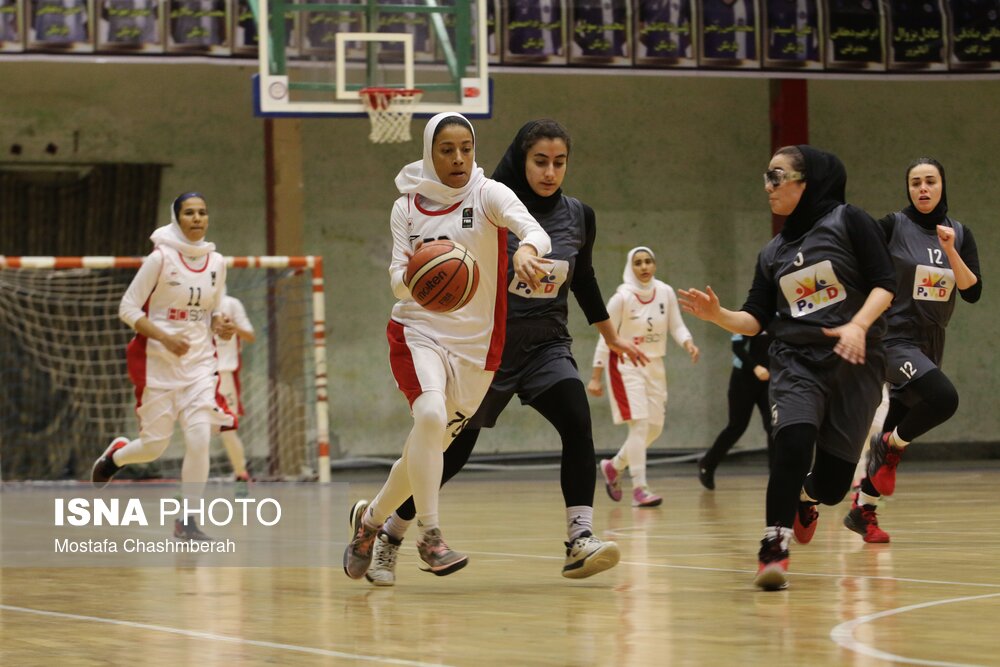 عکس / رقابت تیم فوتسال فولاد هرمزگان و پادویرا تهران