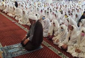 عکس / نماز جماعت 6000 نفره در بندرعباس با حضور دانش آموزان 9 ساله