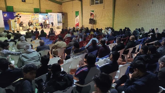 شب شعر در سایه سار عشق در شهرستان پارسیان برگزار شد