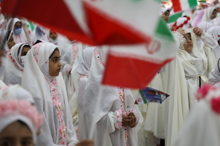 گزارش تصویری/ برگزاری جشن تکلیف و آغاز بندگی ۷۰۰۰ نفره دانش آموزان بندرعباسی