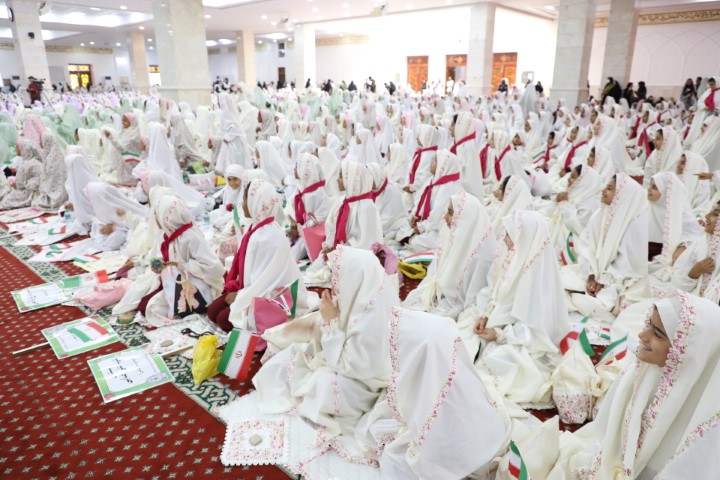 گزارش تصویری/ برگزاری جشن تکلیف و آغاز بندگی ۷۰۰۰ نفره دانش آموزان بندرعباسی