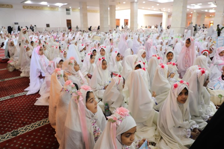 گزارش تصویری/ برگزاری جشن تکلیف و آغاز بندگی ۷۰۰۰ نفره دانش آموزان بندرعباسی