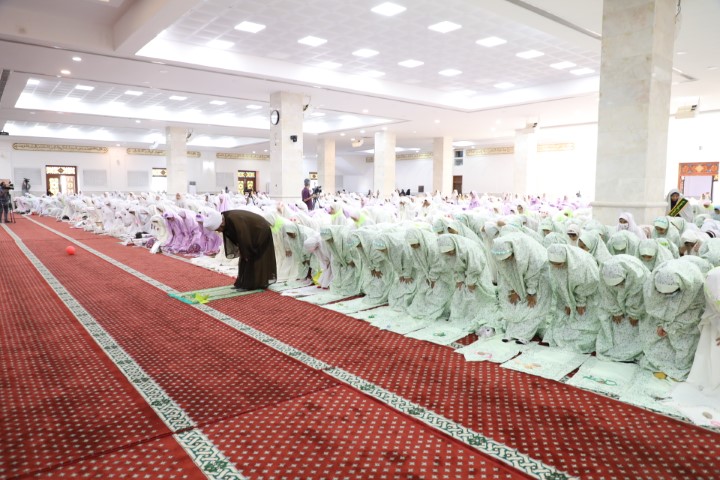 گزارش تصویری/ برگزاری جشن تکلیف و آغاز بندگی ۷۰۰۰ نفره دانش آموزان بندرعباسی