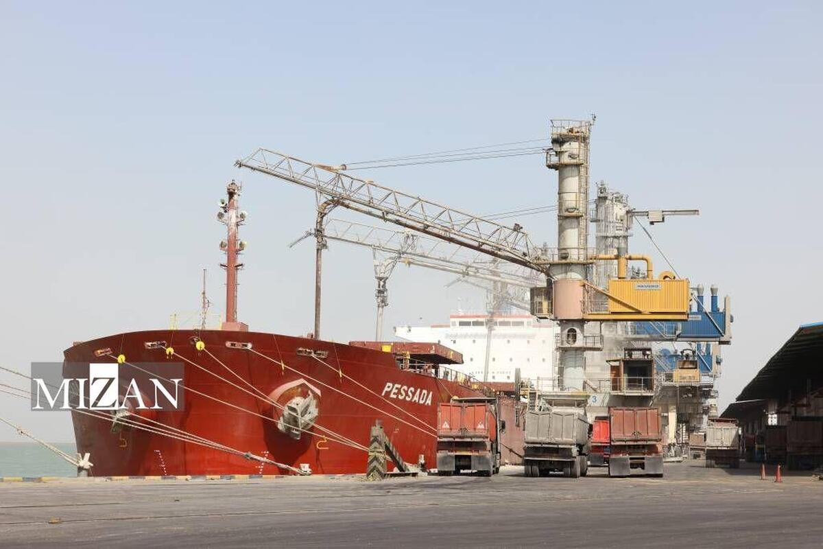 پهلوگیری پنجمین کشتی حامل گندم در بندر امام خمینی (ره) طی سال جاری