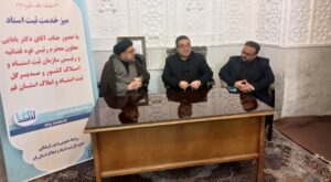 برگزاری میز خدمت ثبتی در صحن مطهر حضرت معصومه (س) با حضور رئیس سازمان ثبت