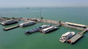 شرایط نامساعد جوی تردد‌های دریایی در بندر مسافری قشم را متوقف کرد