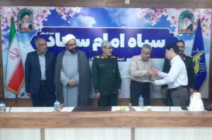 اهدا لوح سپاس و هدیه کربلا به خادمین موکب توسط سردار سالاری