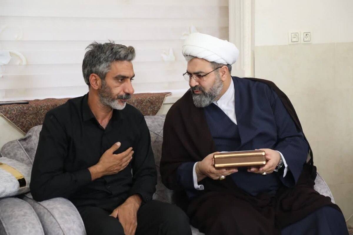 رئیس کل دادگستری استان سیستان و بلوچستان در یزد با خانواده شهید کریمی دیدار کرد