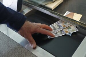 اعلام آخرین مهلت صادرکنندگان برای تسویه دیون ارزی در هرمزگان