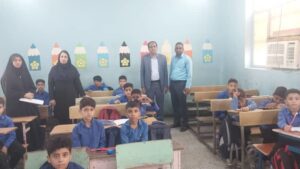 بازدید علی یگانه مدیر آموزش و پرورش ناحیه یک بندرعباس از دبستان شهید فخری زاده