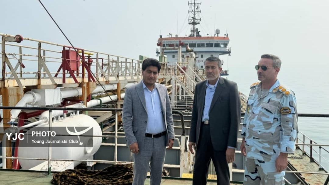 توقیف شناور حامل ۳۰ هزار لیتر سوخت قاچاق در آب‌های خلیج فارس 