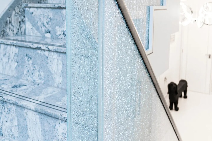 این روزها شیشه‌ی شکسته برای طراحی داخلی خاص استفاده میشود.